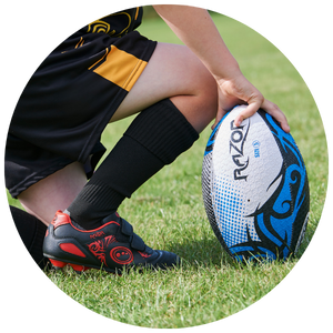 Rugby category button: circular photo of player placing blue and white rugby ball on grass - Optimum